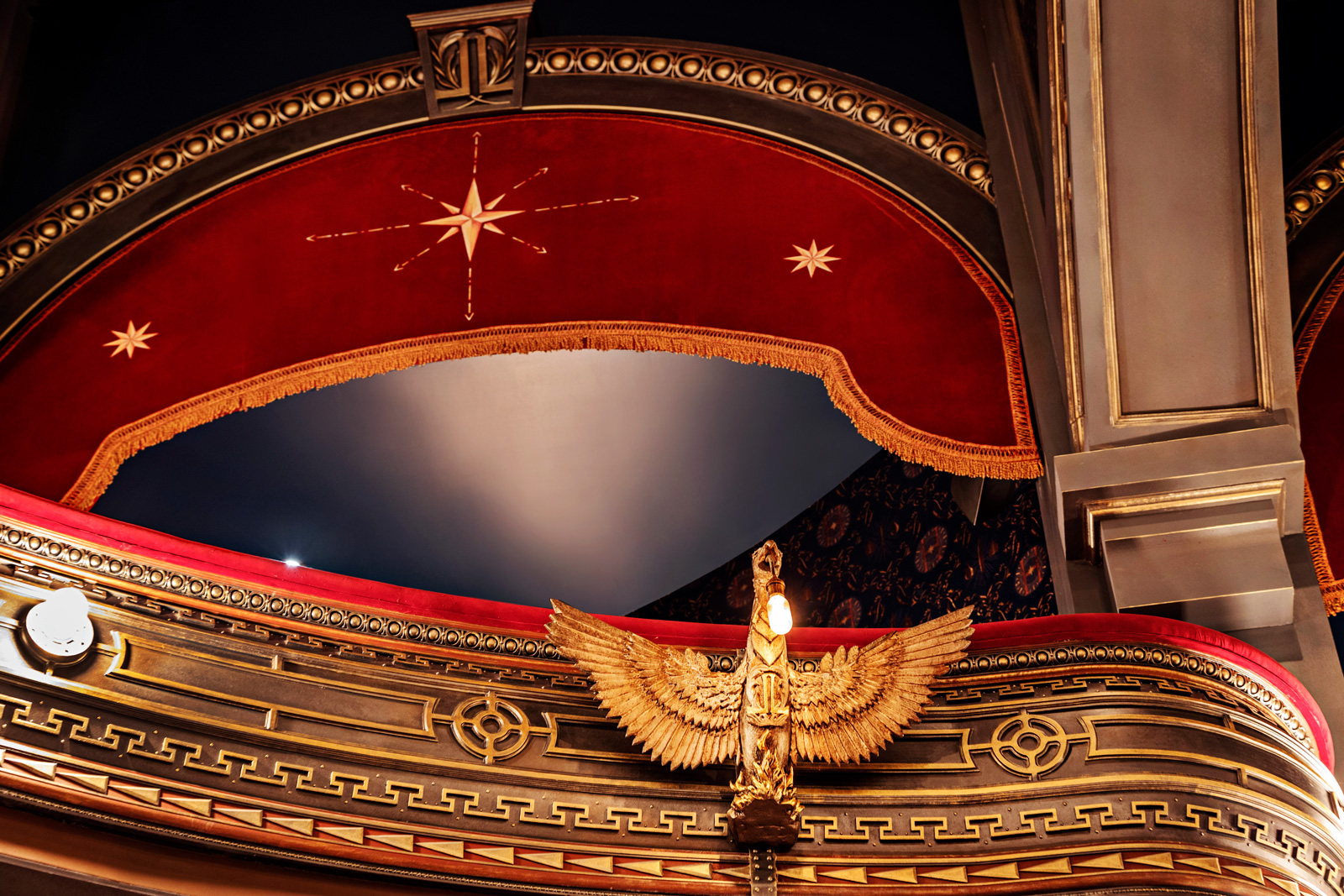 Театр в форме звезды. Ambassador Theatre in New York.