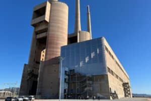 Aspecte exterior actual de l'edifici de les Tres Xemeneies