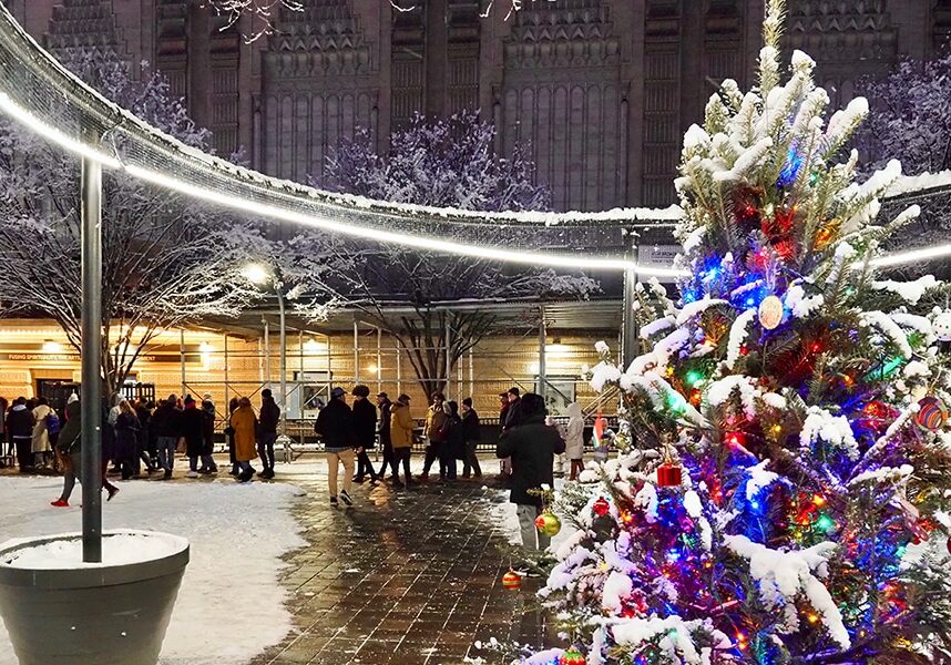 251214 LosCirculos TreeLighting AlishaKimLevin2 HW